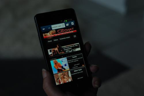 Bei c2chat.net kann man Sex Cams auch mobil auf dem Smartphone-Handy geniessen